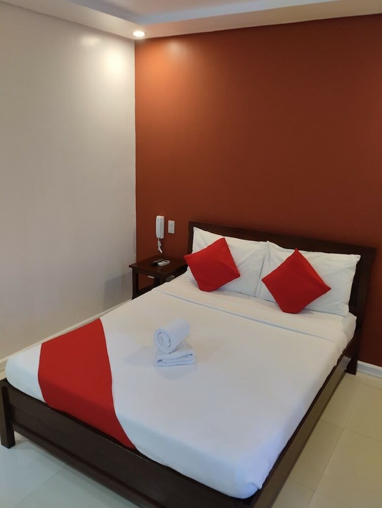 Oyo 402 Royale Parc Hotel