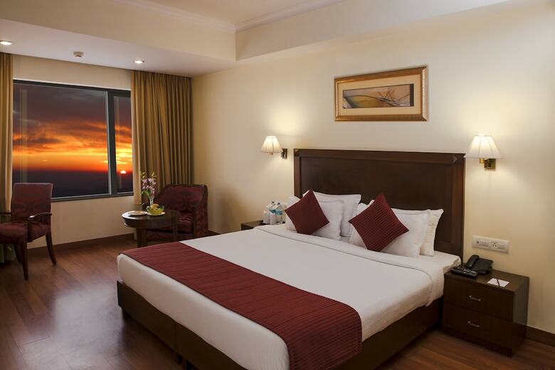 Hotel Le Lac Sarovar Portico