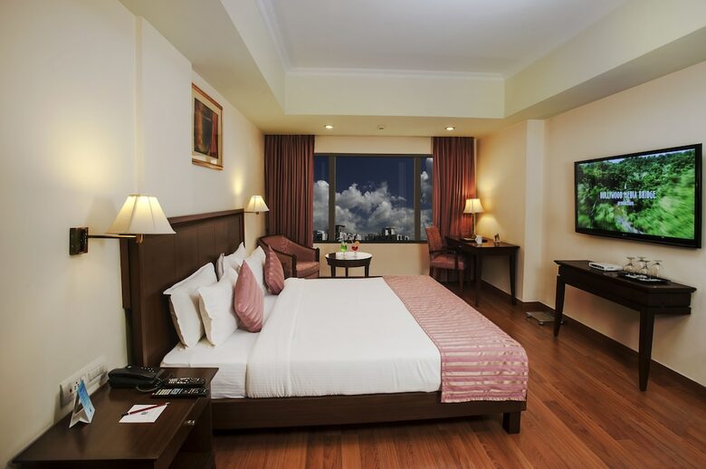 Hotel Le Lac Sarovar Portico