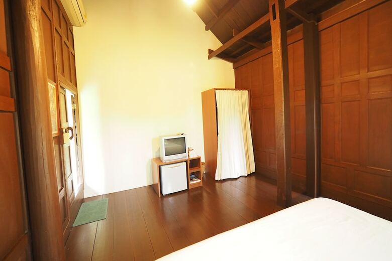 Hotel Baan Suan Amphawa