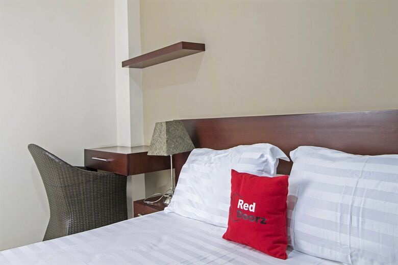 Hotel Reddoorz Plus Near Ambassador Mall