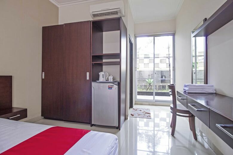 Hotel Reddoorz Plus Near Ambassador Mall