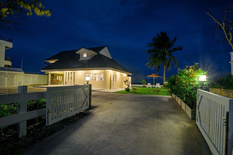 Villa C-shore Private Beachfront House