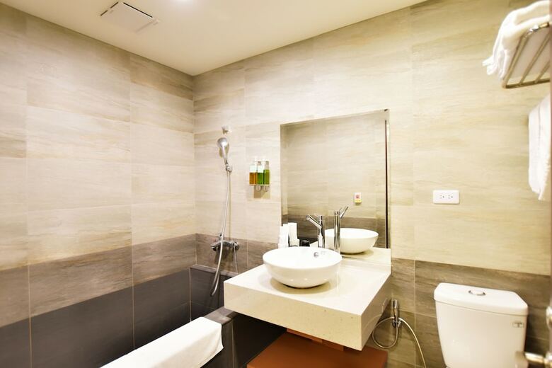Ruocing Hot Spring Hotel