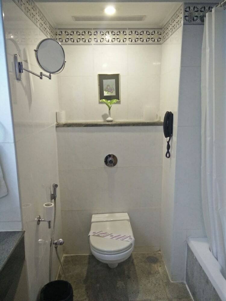 Hotel Parisutham