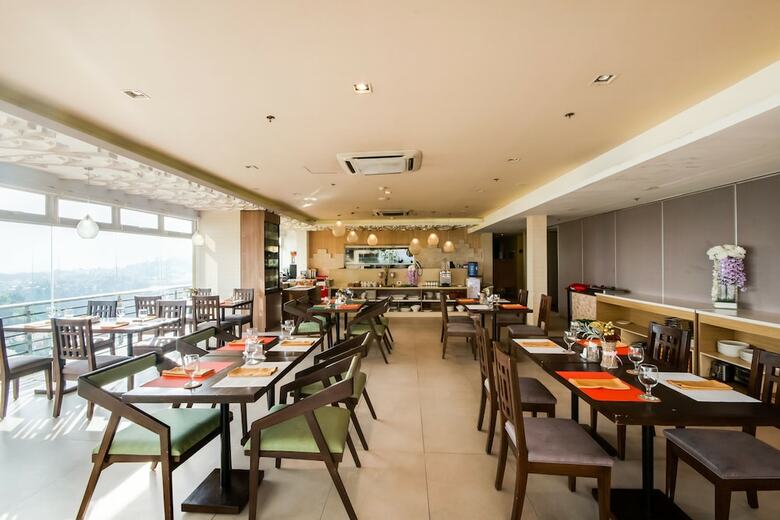 Capitol O 261 Rumah Highlands Hotel