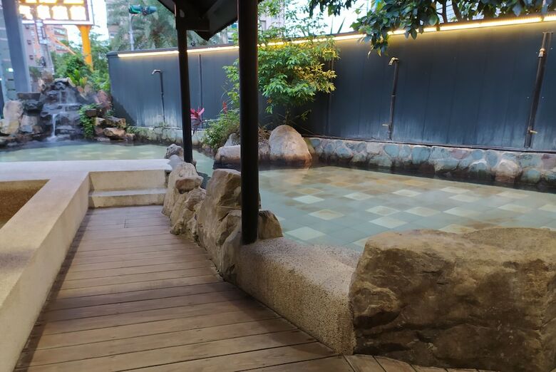 Slow Wow Hot Spring Hotel