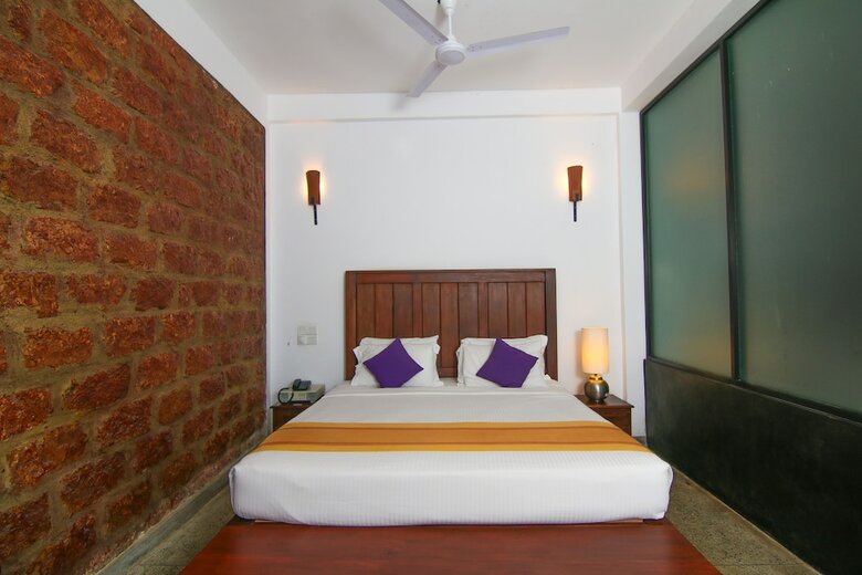Hotel Travelers Lodge By City Hub