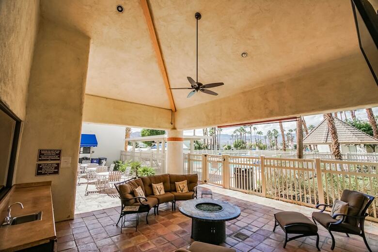Hotel Desert Breezes Resort