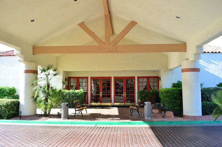 Hotel Desert Breezes Resort