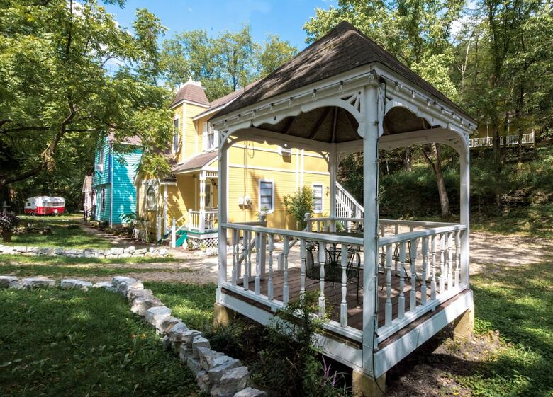 Hotel Cottages On Main
