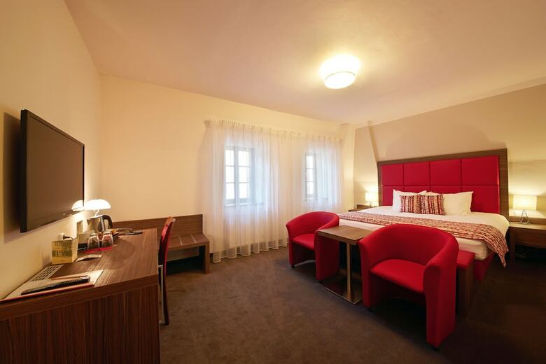 Nelly Kelly's Hotel