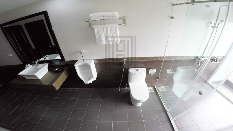 Golden Gem Tuan Chau Hotel