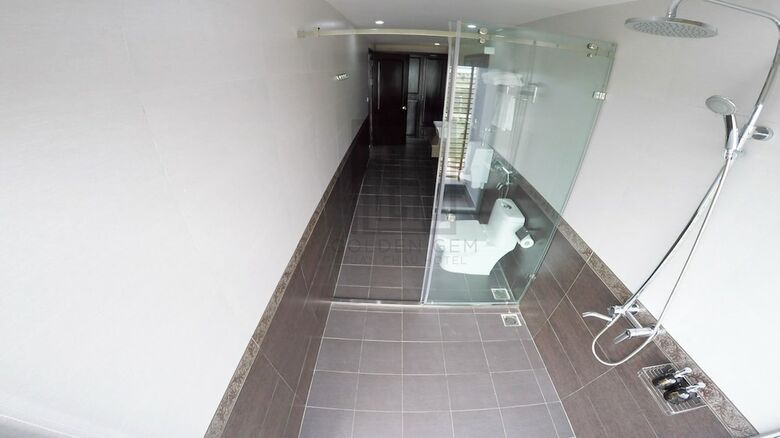 Golden Gem Tuan Chau Hotel