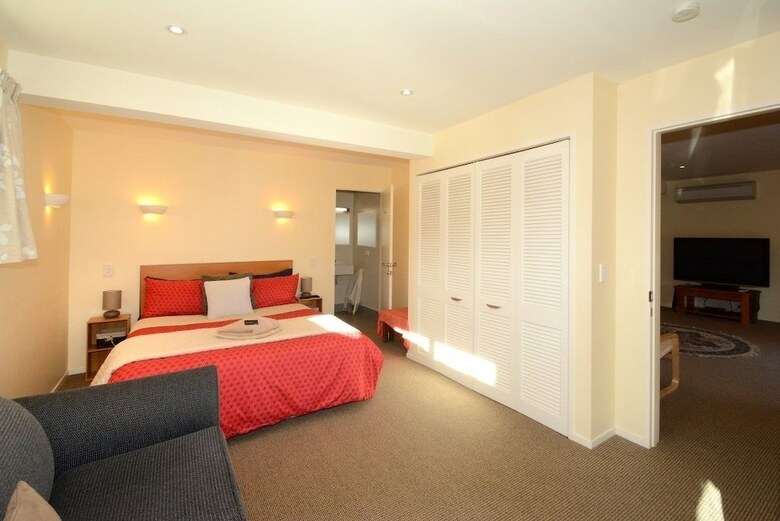 Baldwin Street Retreat