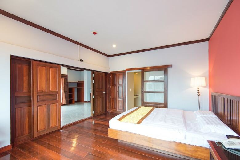 Hotel St Holiday