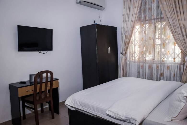 Hotel Bristlecone Suites & Apartment
