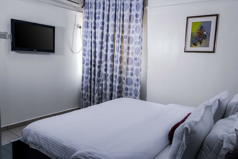Hotel Bristlecone Suites & Apartment