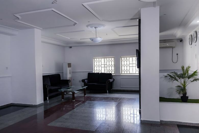 Hotel Bristlecone Suites & Apartment