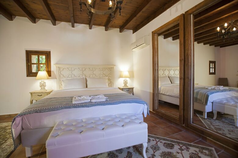 Saint Artemios Hotel And Oriental Suites