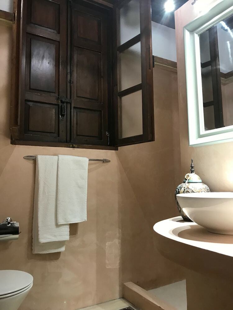 Saint Artemios Hotel And Oriental Suites