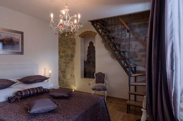 Apartamentos Gothic Palace - Luxury Rooms