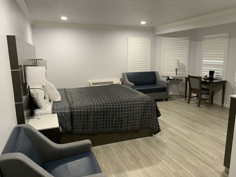 Hotel Mirage Inn And Suites