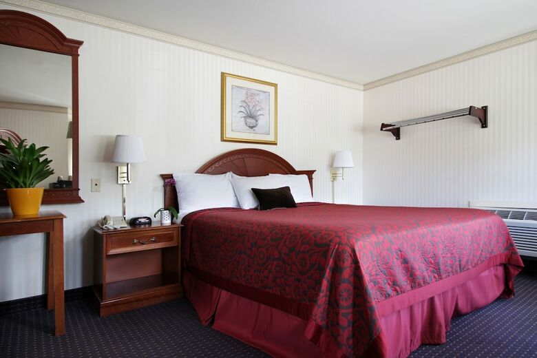 Hotel Mirage Inn And Suites