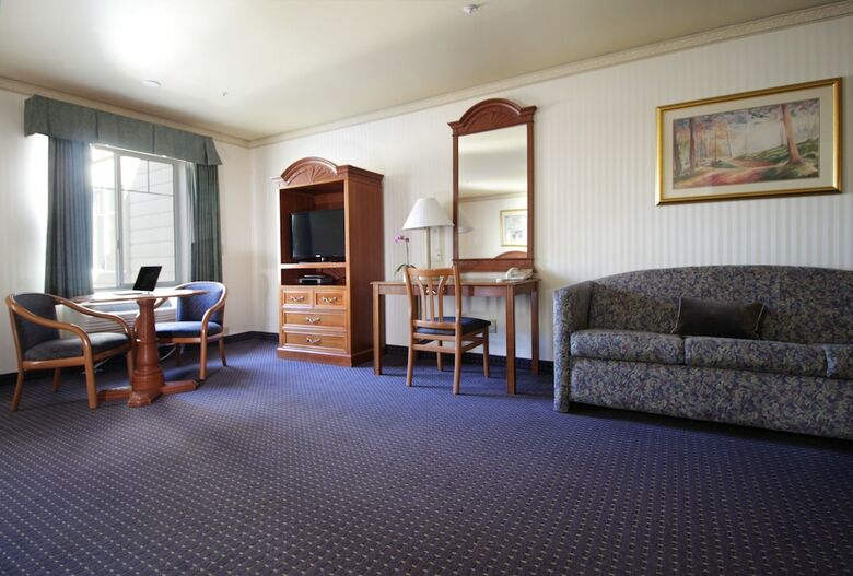 Hotel Mirage Inn And Suites