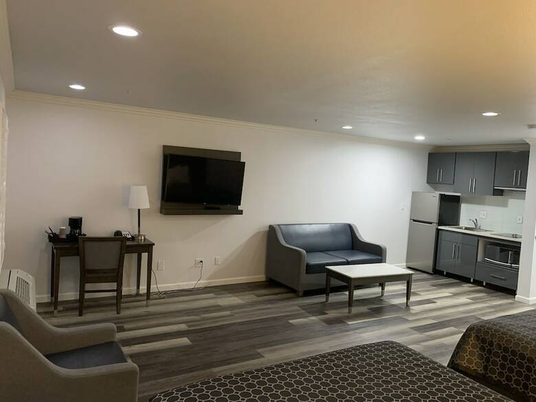 Hotel Mirage Inn And Suites
