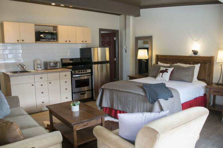Hotel Yamnuska Suites