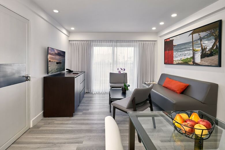 R Hotel Kingston