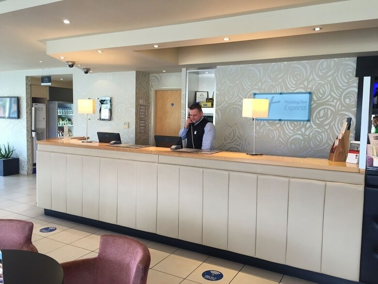 Hotel Holiday Inn Express Chester Racecourse(.)