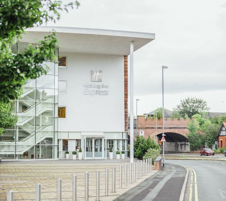Hotel Holiday Inn Express Chester Racecourse(.)