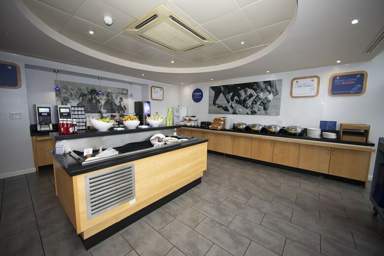 Hotel Holiday Inn Express Chester Racecourse(.)