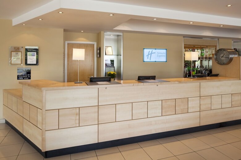 Hotel Holiday Inn Express Chester Racecourse(.)