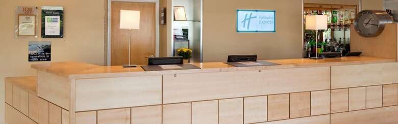Hotel Holiday Inn Express Chester Racecourse(.)