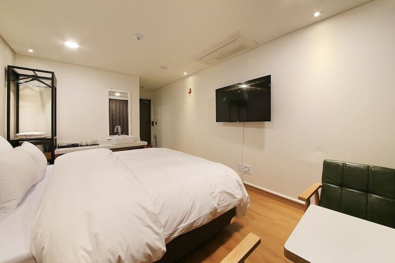 Cnc 1st Street Hotel
