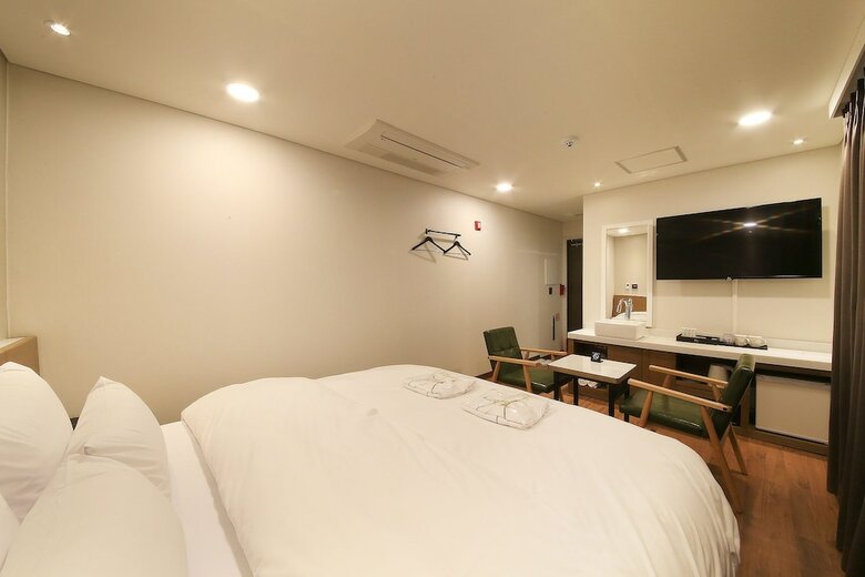 Cnc 1st Street Hotel