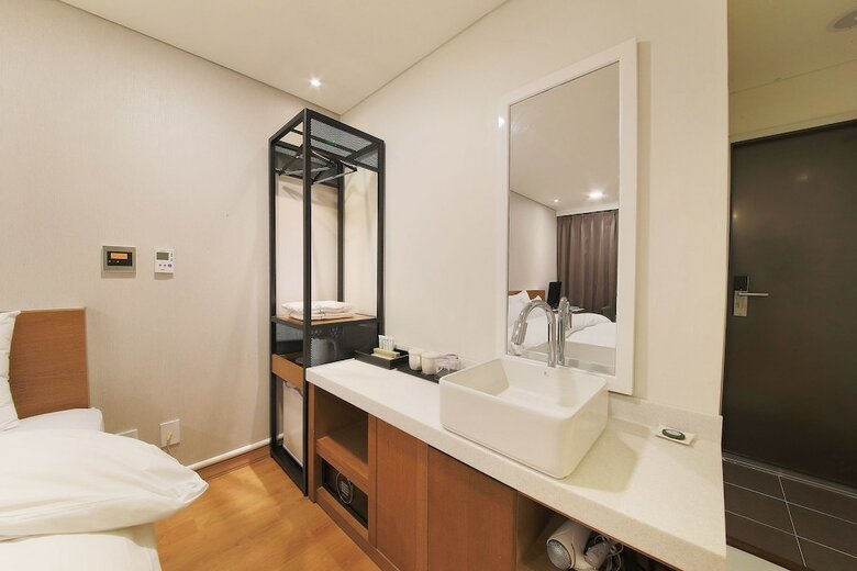Cnc 1st Street Hotel