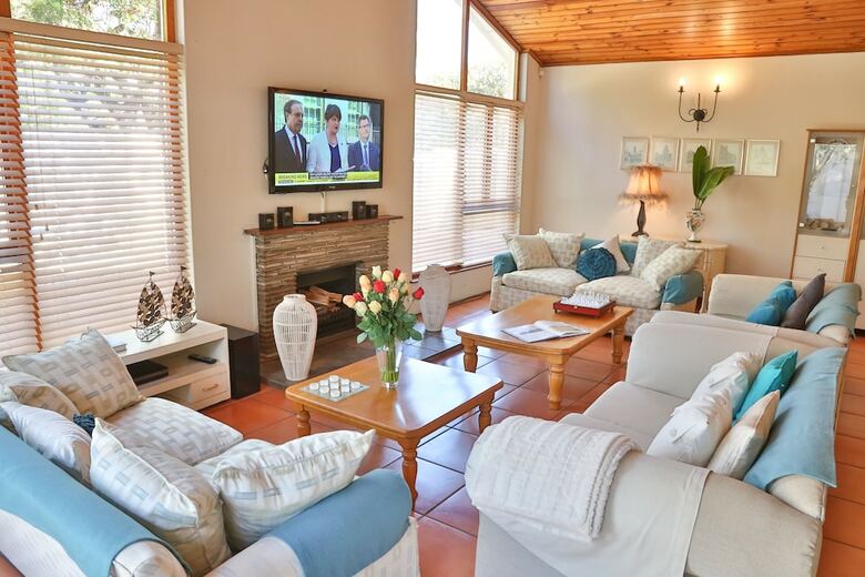 Hotel Baywatch Guest House & Tours