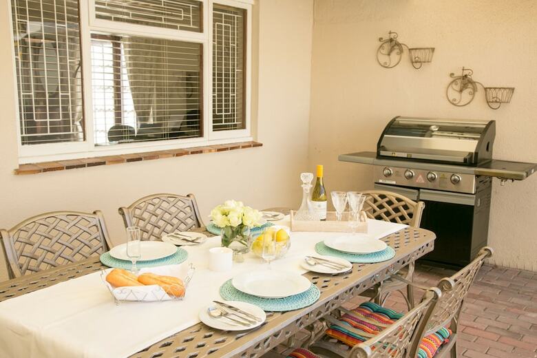 Hotel Baywatch Guest House & Tours