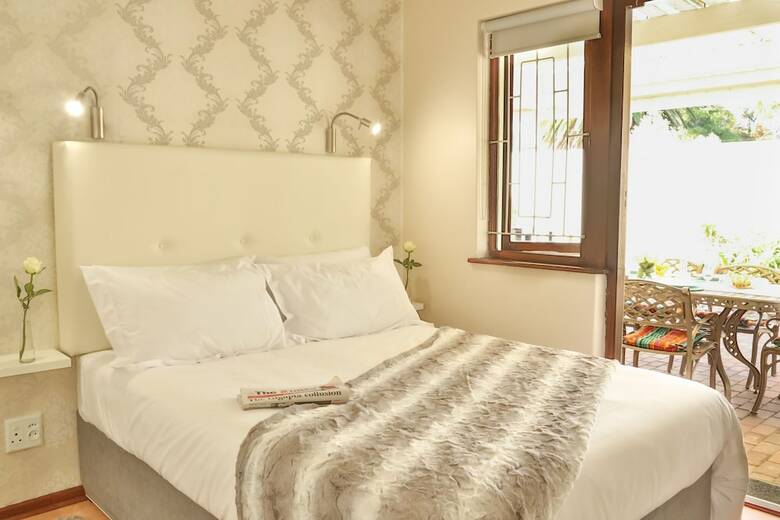 Hotel Baywatch Guest House & Tours