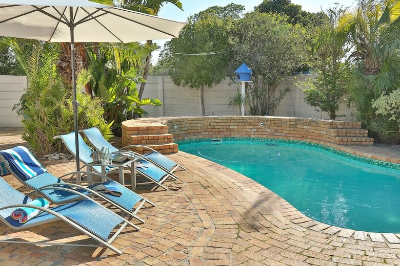 Hotel Baywatch Guest House & Tours