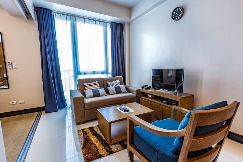Aparthotel Csuites At 8 Newtown Residences