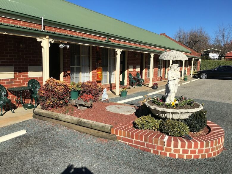 The Elms Motor Inn