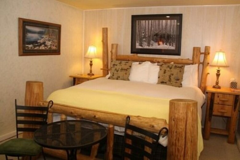Bed & Breakfast Inn At The Lake