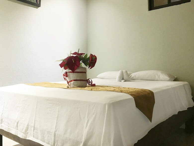 Hostal Manuel Antonio Hostel Resort