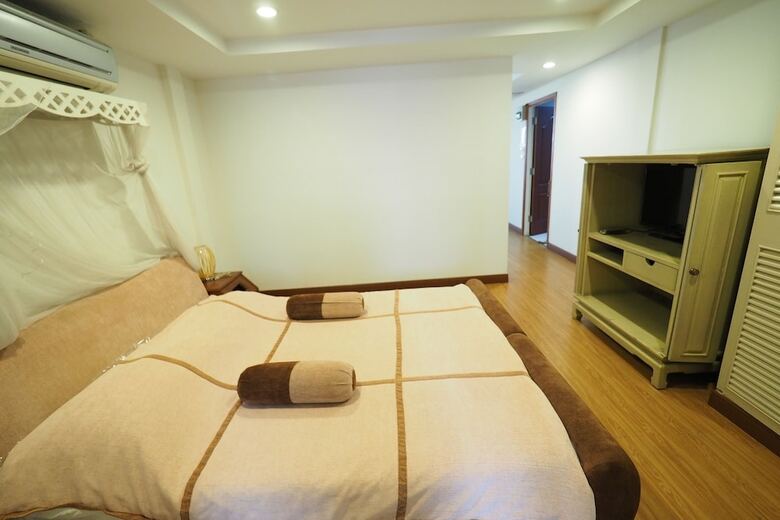 Hotel Navanakorn Golden View