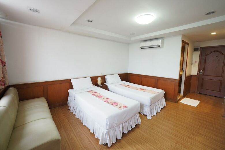 Hotel Navanakorn Golden View